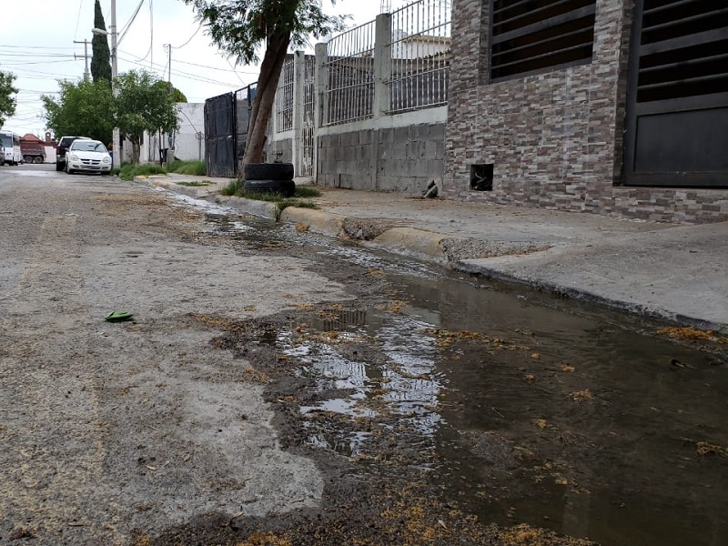 Reportan Fuga De Aguas Negras En La Calle Mocanero De La Colonia Acoros